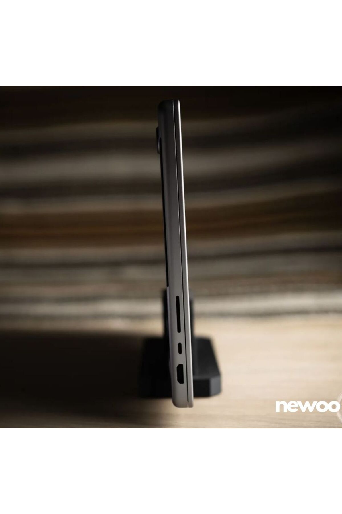 newoodesign Minimalist Dikey Laptop Standı - Az Yer Kaplayan ve Şık Tasarım